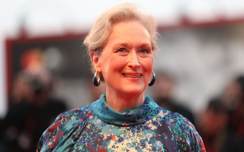 21 Oscar-Nominierungen, mehr als jeder andere Schauspieler, hat sie erhalten. Dreimal gewann Meryl Streep den Academy Award, neunmal den Golden Globe. Ihre Karriere umfasst aber mehr als eine rekordverdächtige Anzahl von preisgekrönten Filmen. Was ihr Schaffen so einzigartig macht, ist ihre Wandlungsfähigkeit. Anlässlich ihres 73. Geburtstags am 22. Juni zeigt unsere Galerie Meryl Streep in ihren besten Rollen ...  