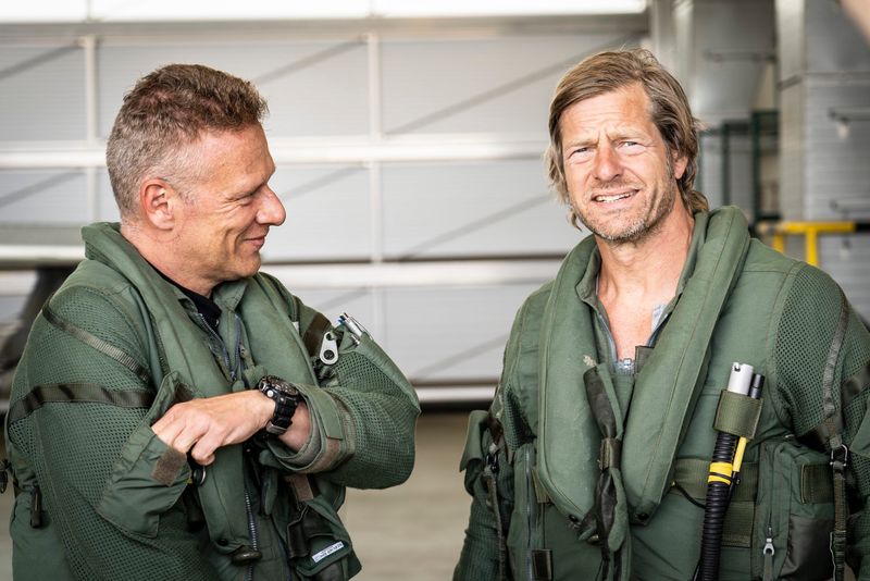 Alles für die Bundeswehr-Reportage: Henning Baum (rechts) bewirbt sich für die Laufbahn als Kampfpilot.