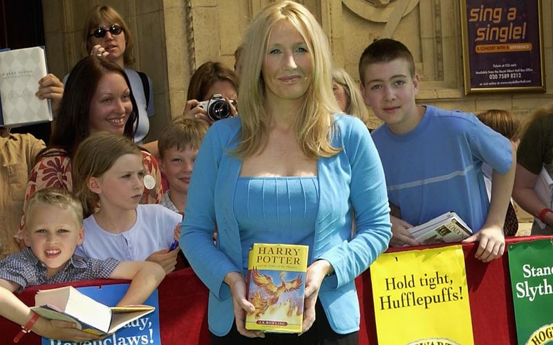 25 Jahre "Harry Potter": Am 26. Juni 1997 veröffentlichte J. K. Rowling ihren ersten Roman über den jungen Zauberer, die Buchreihe und die Verfilmungen machten die zuvor mittellose Autorin zu einer der reichsten Britinnen. Doch wie schneidet die "Potter"-Schöpferin im Vergleich mit anderen Schriftstellerinnen und Schriftstellern ab?  Und wer verdient am meisten? Die Antwort liefert die Galerie ...