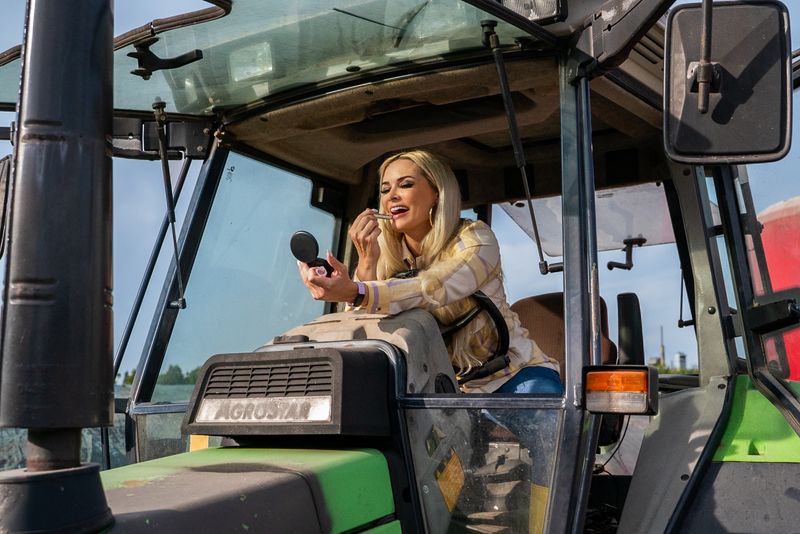 Frau am Steuer: Daniela Katzenberger lenkt einen Traktor.