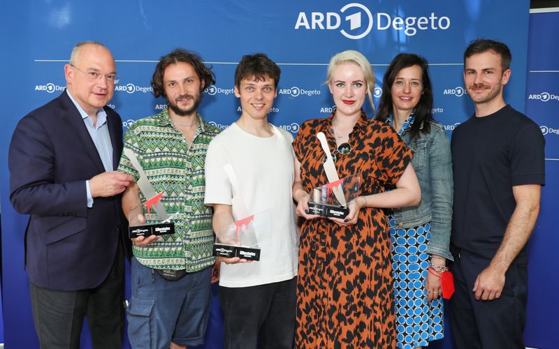 ARD-Degeto-Geschäftsführer Thomas Schreiber (links) beglückwünschte (von links) Valentin Burkhardt, Arvid Klapper ("Kaltes klares Wasser") und Josy Scheffler ("Sidonia") zum "Killerstories Series Award"), den sie von Carolin Haasis und Johannes Hauer verliehen bekamen.