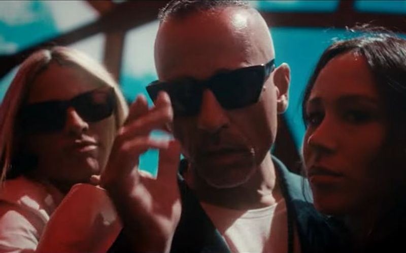 Im Musikvideo zu "Ama" tanzt Eros Ramazzotti gemeinsam mit seiner Ex-Frau Michelle Hunziker (links) und der gemeinsamen Tochter Aurora.