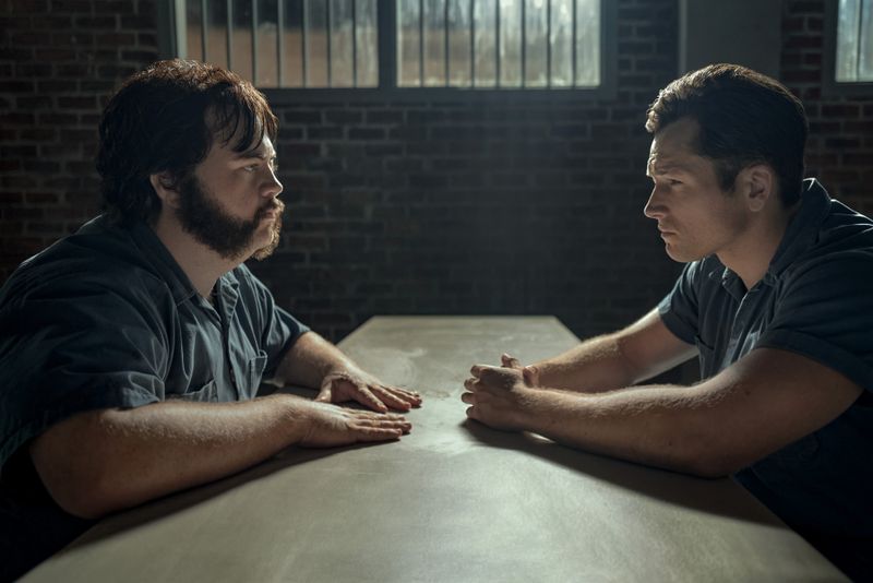 Zwischen Larry Hall (Paul Walter Hauser, links) und Jimmy Keene (Taron Egerton) entbrennt ein spannendes Psychoduell.