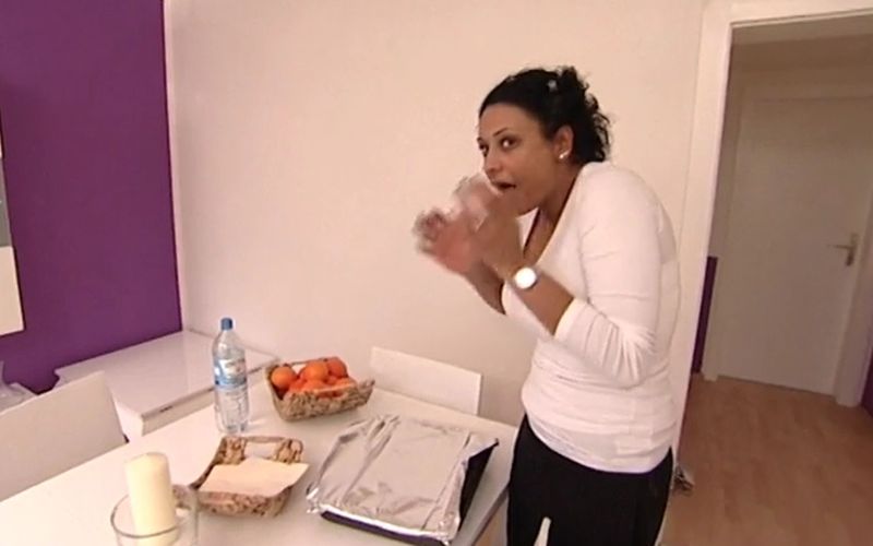 Ein ohrenbetäubender Lärm aus der Küche schockt Kandidatin Benson.