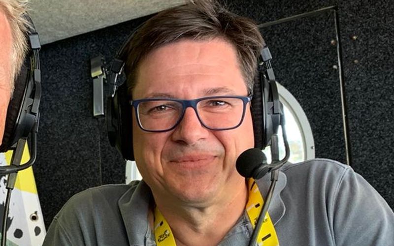 Der gebürtige Frankfurter Florian Naß ist seit 1997 als Sportjournalist bei der Tour de France dabei und seit 2006 deren Stimme in der ARD. Auch 2022 wird er wieder die Tour-Primetime fürs Erste kommentieren.