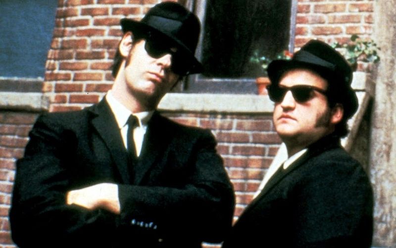 John Belushi (rechts) und Dan Aykroyd schufen mit den "Blues Brothers" einen Film für die Ewigkeit. In den 80er-Jahren wurden aber nicht nur die ihre Figuren Jake und Elwood Blues, sondern auch die "Drei Amigos", "Der Prinz aus Zamunda" und viele andere Kult. Was aus den Stars der Filme wurde, zeigt unsere Galerie ...