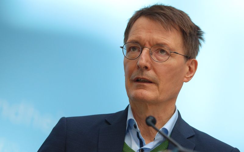 Nicht nur Karl Lauterbach Diese Stars versuchen sich bei "One Mic