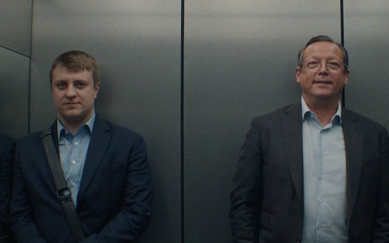 Magnus A. Cramer (Matthias Brandt, rechts) findet, dass Felix Armand (Thomas Schubert) nicht Arschloch genug ist, um Chef zu sein.