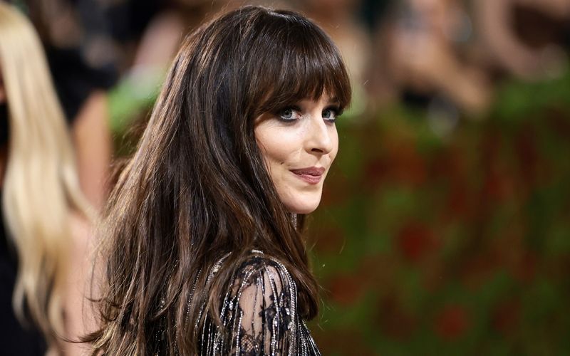 Für "50 Shades Of Grey"-Darstellerin Dakota Johnson hatten ihre Sexszenen nichts mit Erotik zu tun, der Dreh sei "heiß" gewesen, sagte sie im Interview mit "Marie Claire" - "im Sinne von schwitzig." Allerdings gewöhnte sie sich daran: "Es war emotional sehr anstrengend. Zuerst dachte ich: 'Oh Gott, das ist das Schlimmste, was ich je machen musste' und später war es dann eher: 'Okay, lass es uns über die Bühne bringen.'"