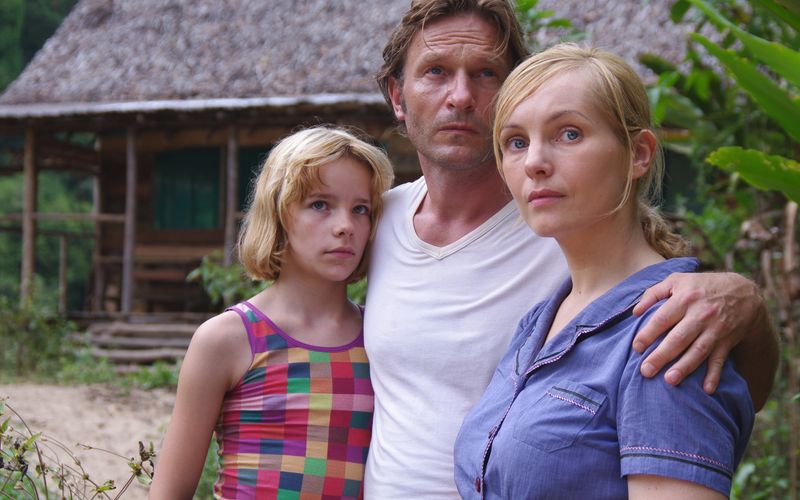 Sehen sich im Dschungel mit einer fremden Kultur konfrontiert: Sabine Kuegler (Stella Kunkat, links) und ihre Eltern (Thomas Kretschmann, Nadja Uhl).