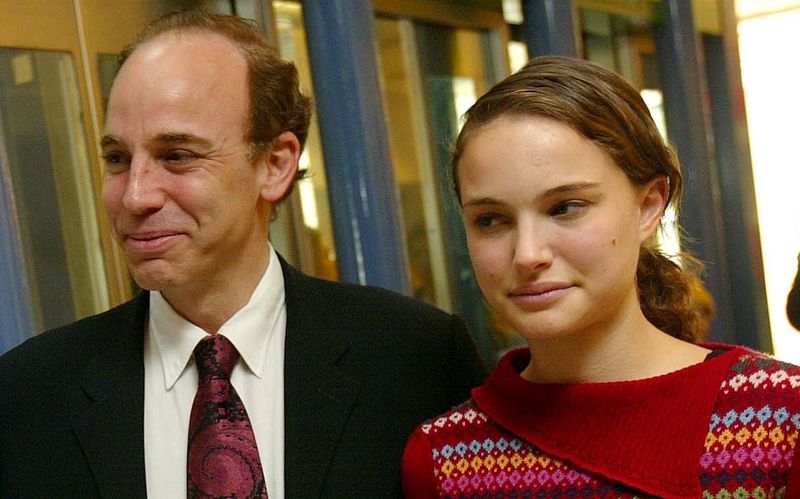 "Oh Mann, Papa!" scheint der Blick von Natalie Portman zu sagen. Aber wahrscheinlich war ihr Vater, Dr. Avner Hershlag, einfach nur stolz, als er seine Tochter 2003 im Krankenhaus in Jerusalem herumführte, in dem sie geboren wurde: Dort kam sie am 9. Juni 1981 als Neta-Lee Hershlag zur Welt.