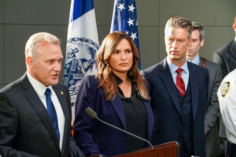 Olivia Benson (Mariska Hargitay, mit Terry Serpico, links, und  Peter Scanavino) gerät aktuell in Loyalitätskonflikte.