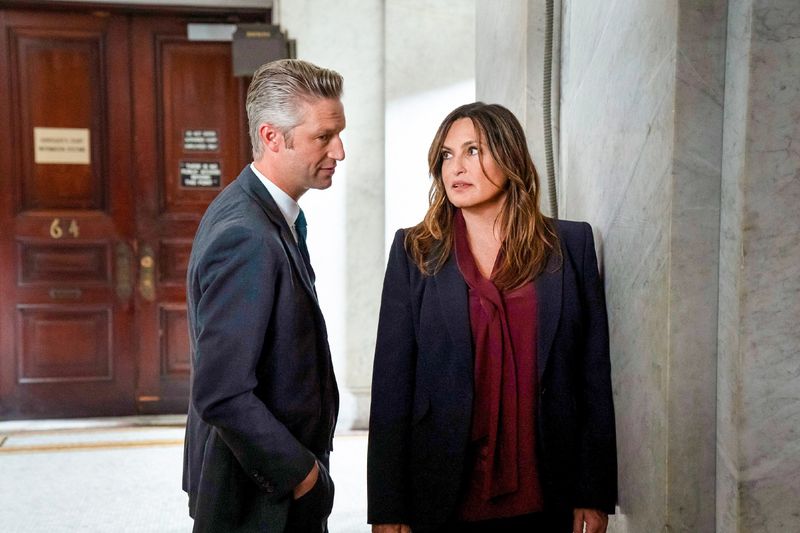 Olivia Benson (Mariska Hargitay, mit Peter Scanavino) muss diesmal in höchsten Politikerkreisen ermitteln.