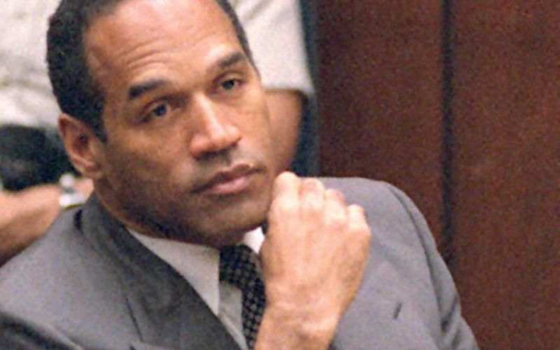 Hat er oder hat er nicht? 1994 hielt der Mordprozess gegen den Ex-Football-Star O. J. Simpson nicht nur die USA in Atem. Der über vier Monate dauernde Prozess war zu diesem Zeitpunkt sicher der spektakulärste, der je gegen einen Prominenten eröffnet wurde. Zahlreiche weitere Schlammschlachten und schockierende Verhandlungen vor Gericht sollten folgen ... 