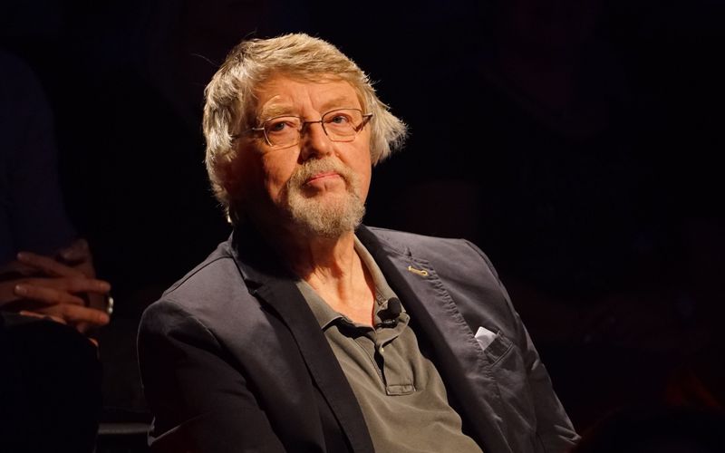 Nachdem "Wer wird Millionär?" am 3. September 1999 zum ersten Mal auf Sendung gegangen war, gab es am 2. Dezember 2000 den ersten Millionär: Professor Eckhard Freise aus Münster. Er wusste die Antwort auf folgende Frage: Mit wem stand Edmund Hillary 1953 auf dem Gipfel des Mount Everest? A: Nasreddin Hodscha, B: Nursay Pimsorn, C: Tenzing Norgay oder D: Abrindranath Singh?