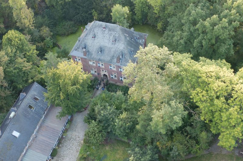 Auf dem neun Hektar umfassenden Grundstück der Burg Disternich in Nordrhein-Westfalen leben über 20 Menschen gemeinsam.