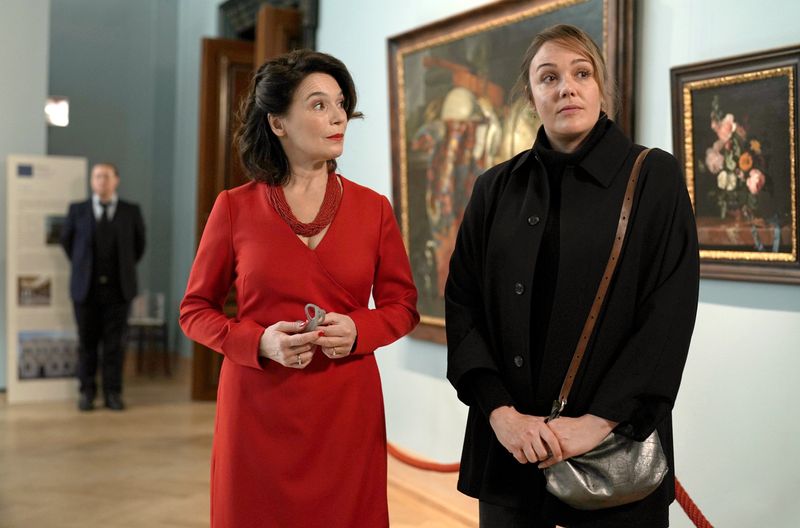 Anna (Alwara Höfels, rechts) spricht mit der Museumsleiterin Alexandra von Reuten (Julia Stemberger). Sie hält Annas Mann für einen Fälscher und Kunstdieb.