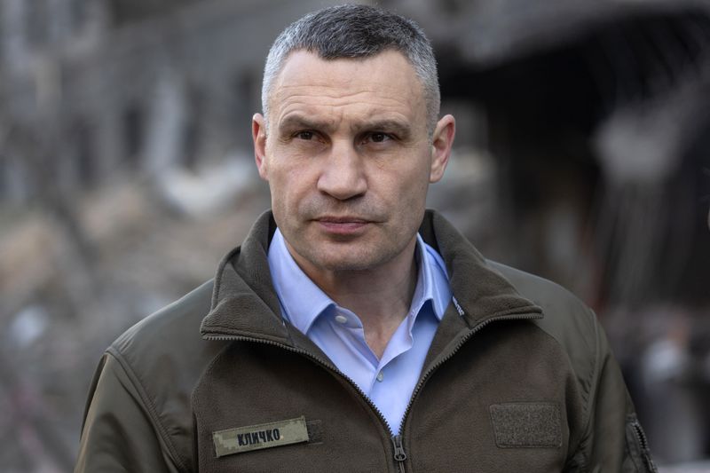 Nicht erst seit dem Ukraine-Krieg ist Vitali Klitschko seiner Heimat auch ein politisches Schwergewicht. Der Ex-Boxweltmeister war eine der führenden Persönlichkeiten während der Orangen Revolution. 2014 wurde er zum Bürgermeister von Kiew gewählt und gründete eine eigene Partei, die später in der Regierungspartei Block Petro Poroschenko aufging.
