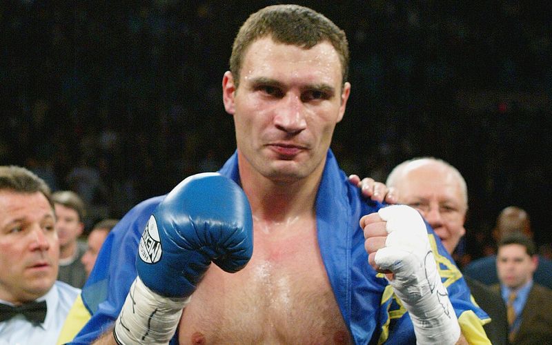 Früher schlug er seine Gegner im Ring, heute kämpft er als Bürgermeister von Kiew für die Freiheit der Ukraine: Ex-Boxer Vitali Klitschko. Er ist nicht der einzige Prominente, der seinen Einfluss und seine Bekanntheit nutzen wollte, um die Welt zu verändern - manche erreichen sogar die allerhöchsten Regierungsämter ... 