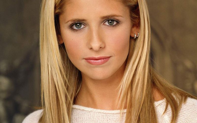 Mit spitzen Pfählen traf sie nicht nur Hunderte Vampire mitten ins Herz, sondern auch die Zuschauer: Buffy Summers, eine quirlige 16-Jährige, die zwischen Schulstress und Liebeskummer noch irgendwie die Welt retten muss. Für Schauspielerin Sarah Michelle Gellar war die Rolle der "Jägerin" der große Durchbruch.