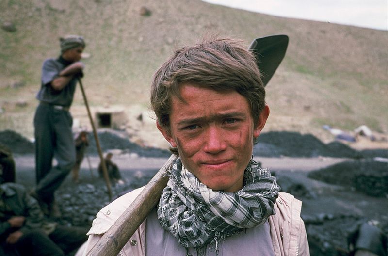Arbeit in einer Kohlemine: Mir wird in den 20 Jahren des erfolglosen Krieges gegen die Taliban erwachsen. Deren erneute Machtübernahme im August 2021 erlebt er am Rande  in Kabul mit, als junger Kameramann. 