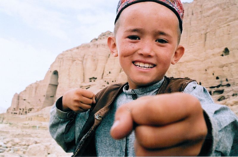 Der Dokumentarfilm "Aufgewachsen in Afghanistan" begleitet den jungen Mir über fast zwei Jahrzehnte hinweg und erzählt dabei dessen persönliche Geschichte - geprägt von Armut, Zerstörung, Hoffnung und Fortschritt.