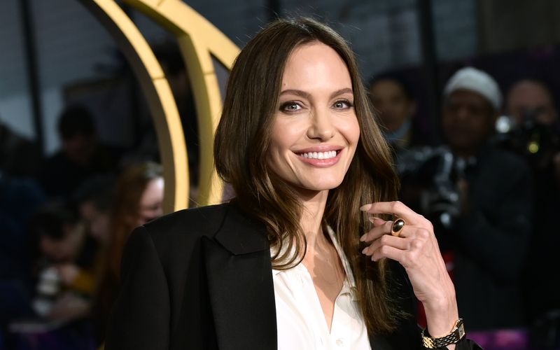 Auch ohne Beziehung kann man glücklich sein - das beweisen zumindest die Promis wie Angelina Jolie, die seit Jahren ihr selbstbestimmtes Leben alleine genießen. Manche wären einer neuen Liebe gegenüber durchaus aufgeschlossen, andere haben sich bewusst fürs Single-Leben entschieden ...  