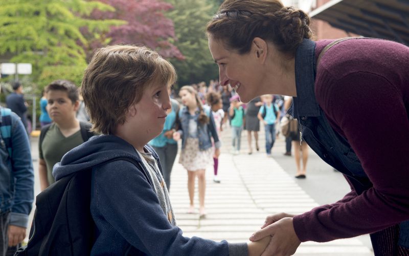 Auggie (Jacob Tremblay) ist im Gesicht von Geburt an entstellt. Seine Mutter (Julia Roberts) versucht ihn mit allen Mitteln zu unterstützen.