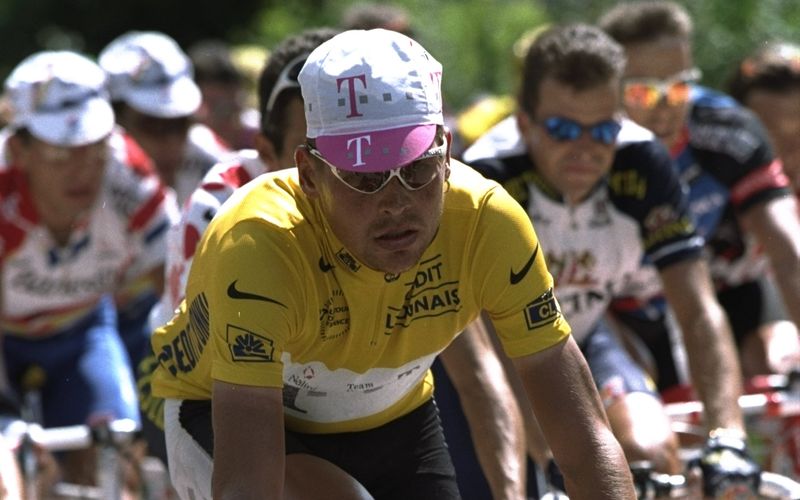 19. Juli 1997: Jan Ullrich in gelb auf dem Weg nach L''Alpe-d'Huez. Sein großer Einbruch sollte wenige Tage später in den Vogesen kommen. Doch am Ende trug der deutsche Senkrechtstarter das gelbe Trikot auch in Paris
