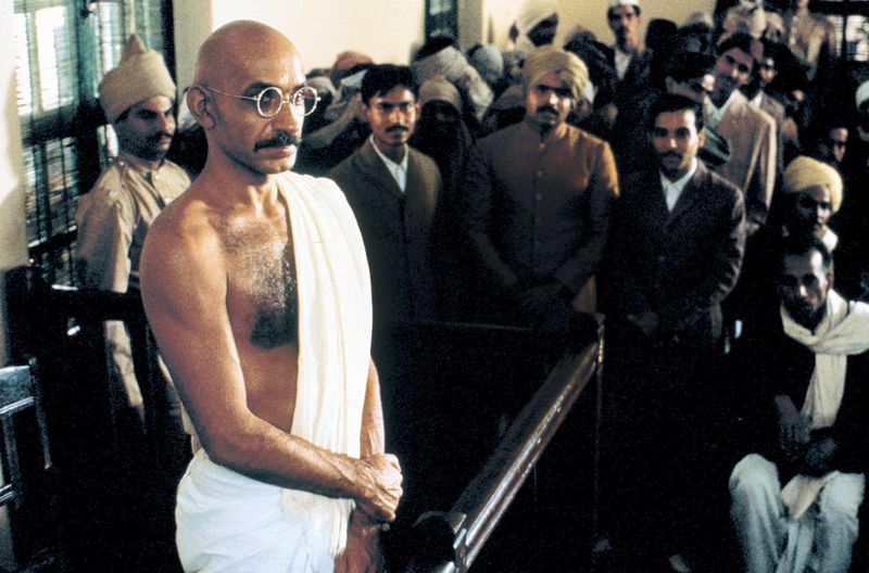 Nach Indien zurückgekehrt, widmet sich Gandhi (Ben Kingsley) seiner eigentlichen Lebensaufgabe, der Befreiung Indiens. Das britische Kolonialregime reagiert mit Gewalt. 
