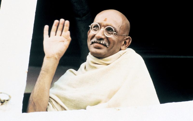 Für seine großartige Interpretation der Rolle des indischen Friedensbringers Mahatma Gandhi erhielt Ben Kingsley einen von insgesamt acht Oscars für den Film.