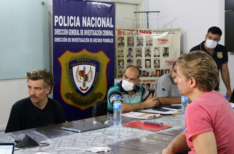 Filip Blank (rechts) begibt sich mit "Rabiat"-Autor Jan Stremmel (links) in Paraguay auf die Suche nach  seinem entführten Kind.
