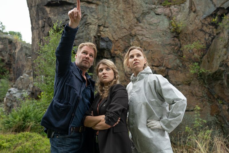 Von dort oben muss der Kletterer abgestürzt sein: Kommissar Winkler (Kai Scheve) zeigt Kommissarin Karina Szabo (Lara Mandoki, Mitte) und Pathologin Dr. Elena Kulikova (Masha Tokareva) die Stelle.