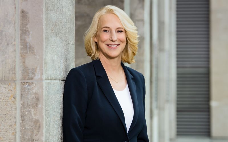 ZDF-Reporterin Katrin Eigendorf sammelte für ihre journalistisch saubere und dennoch menschlich-empathische Berichterstattung im Jahr 2022 zahlreiche Preise. Sie wurde zur "Journalistin des Jahres" gewählt, erhielt den Robert-Geisendörfer-Preis und einen Grimme-Preis. Im Interview blickt sie zurück auf ein Jahr Krieg in der Ukraine.