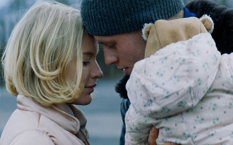 "Kids Run" ist ein ein mitreißendes und authentisches Drama um einen jungen Vater (Jannis Niewöhner), der seine drei Kinder durchbringen muss und gerne wieder mit Ex-Freundin Sonja (Lena Tronina) zusammen wäre.