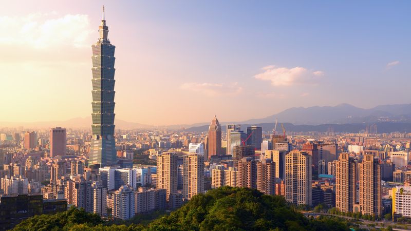 Das Taipei 101 in Taiwan war bis 2007 das höchste Gebäude der Welt und kommt auf eine Höhe von 508 Metern. Die namensgebenden 101 Stockwerke und eine Tragstruktur, die einem Bambusrohr nachempfunden ist. Zwischen dem 88. und 92. Stockwerk ist eine 660 Tonnen schwere Stahlkugel mit einem Durchmesser von 5,5 Metern an Stahlseilen aufgehängt, die Schwankungen des Gebäudes ausgleichen soll.