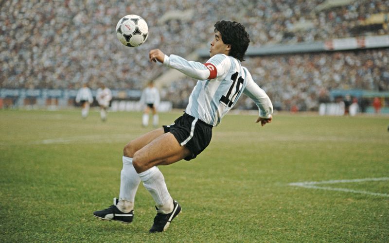 Diego Maradona bei einem Länderspiel der argentinischen Nationalmannschaft 1985 - da war die Welt noch in Ordnung. Kein anderer Spieler prägte diese Ära so sehr wie Maradona, den viele Fans bis heute für den besten Fußballer aller Zeiten halten. Seine Karriere nahm in jedoch einen sehr unrühmlichen Verlauf.