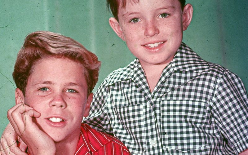 Tony Dow (links) und Jerry Mathers posieren um 1957 für die Serie "Erwachsen müsste man sein".