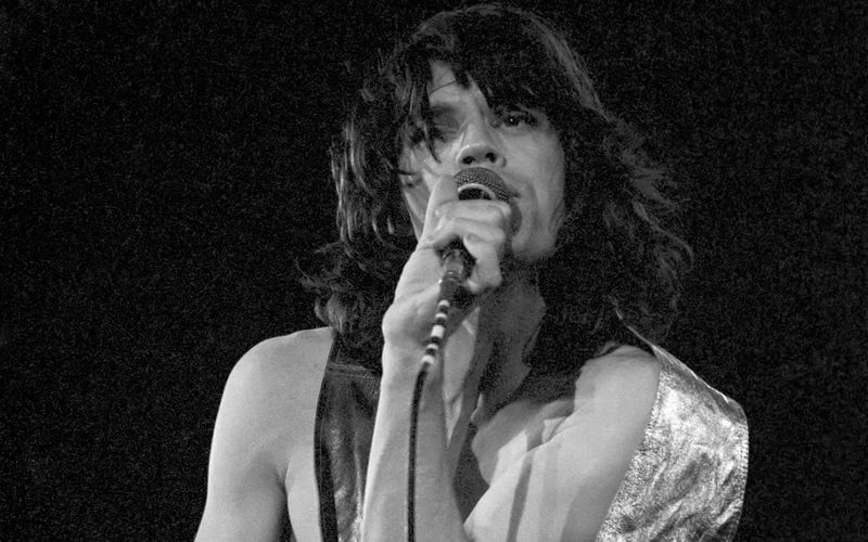 Eine besondere Band - seit 60 Jahren: Mick Jagger beschwört während eines Rolling Stones-Konzertes im Hemisfair Plaza Arena & Convention Centre in San Antonio, Texas, am 4. Juni 1975 das Publikum. 