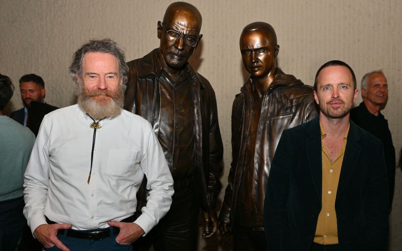 Eine große Ehre für Bryan Cranston (links) und Aaron Paul: Ihre verkörperten Figuren aus der Serie "Breaking Bad" wurden am Freitag als Bronze-Statuen im Albuquerque Convention Center aufgestellt.
