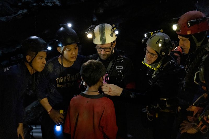 Die Taucher besprechen mit den mutigen Kids die Vorgehensweise beim gefährlichen Weg zurück aus einer überfluteten Höhle in die Freiheit.