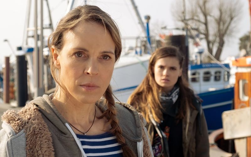 Küstenfischerin Heddi (Anneke Kim Sarnau, links) und ihre Tochter Eva (Zoe Moore) sind seit Jahren zerstritten und haben eine schwierige Vergangenheit.