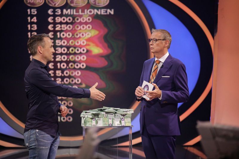 Hand drauf! Christoph Klöckner aus Unterhaching geht mit Günther Jauch den Zocker-Deal ein und beginnt den Ratekampf um drei Millionen Euro.