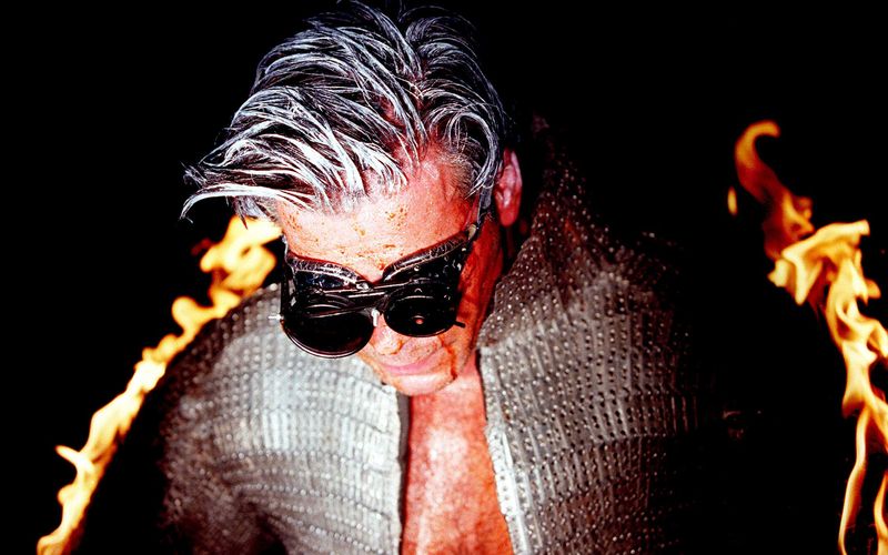 Rammstein (hier Sänger Till Lindemann) sind für ihre spekatulären Shows mit Flammenwerfern und Pyrotechnik bekannt. 