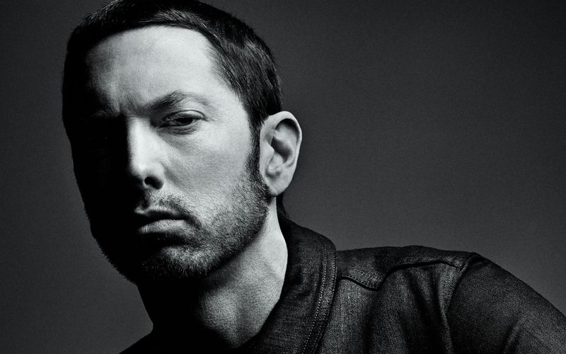 Eminem blickt 2005 mit "Curtain Call: The Hits" auf seine bis dahin größten Erfolge zurück, jetzt legt er mit "Curtain Call 2" nach.