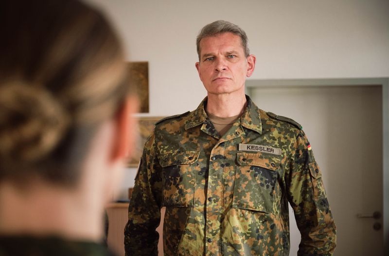 Oberstleutnant Angelika Limbach (Katrin Röver) stellt Hauptmann Kessler (Götz Otto) wegen eines aus dem Ruder gelaufenen Männlichkeitsrituals in seiner Truppe zur Rede.