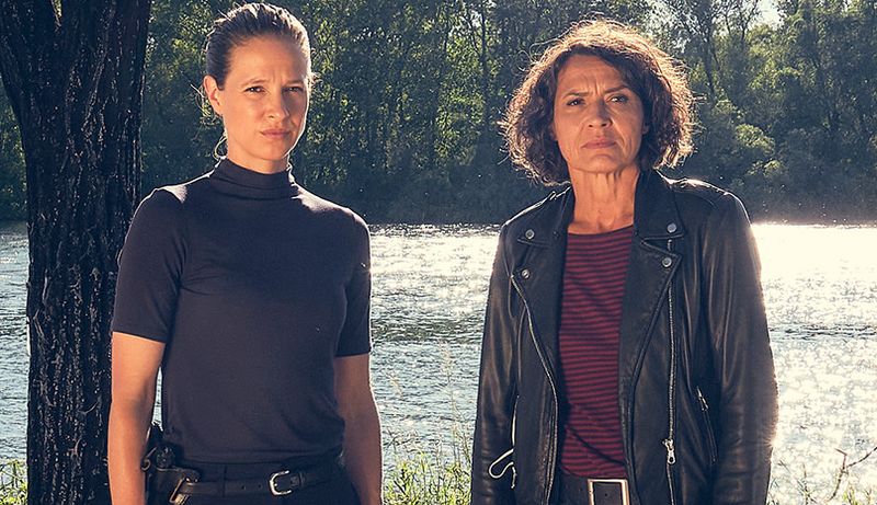 Die Ludwigshafener Kommissarinnen Lena Odenthal (Ulrike Folkerts, rechts) und Johanna Stern (Lisa Bitter) bekommen es im "Tatort: Das Verhör" (Erstausstrahlung 2022) mit einer verkohlten weiblichen Leiche und ganz viel Frauenhass zu tun.
