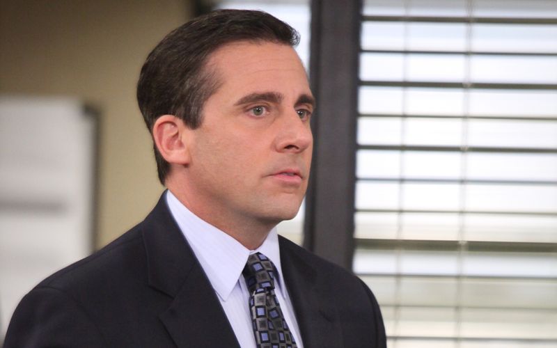 Er sieht eigentlich ganz seriös aus, ist aber der größte Hallodri bei "The Office": Michael Scott (Steve Carell), Manager bei der Papiergroßhandels-Firma Dunder Mifflin Inc. in Scranton, Pennsylvania. Er ist das Pendant zu Ricky Gervais' Figur David Brent aus der britischen "The Office"-Vorlage, hält sich selbst für einen großartigen Entertainer und pflegt einen sehr eigenwilligen Führungsstil ...