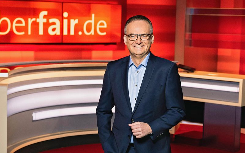 Frank Plasberg begrüßt seine Gäste ein letztes Mal zu seinem ARD-Talk "Hart aber fair".