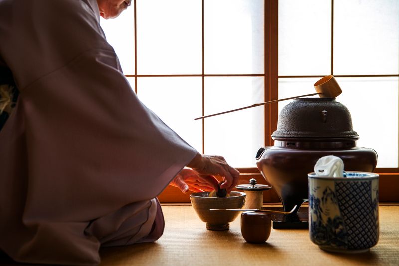 Matcha ist nicht gleich Matcha. Je nachdem, wo und wie es zum Einsatz kommt, kann sich das Pulver in der Qualität unterscheiden. Für eine Teezeremonie zu besonderen Anlässen kommt eine edle Auswahl zum Einsatz. Damit der Geschmack beim Backen zur Geltung kommt, muss der Matcha andere Beschaffenheit haben.